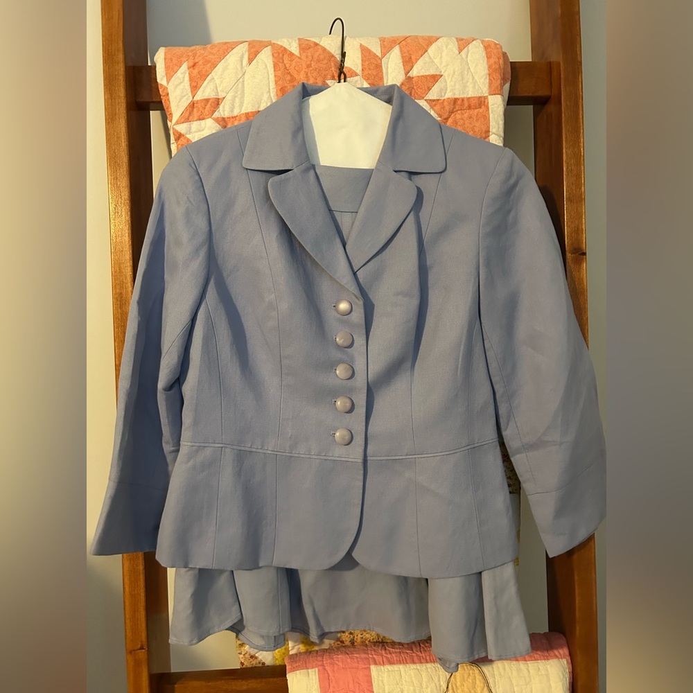 Beautiful periwinkle women’s suit with jacket and skirt EUC!!!